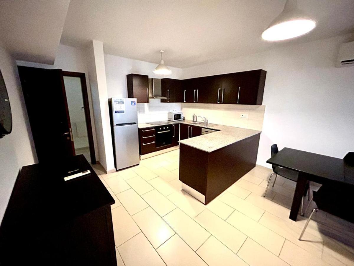 Light House Apartment Larnaca Luaran gambar